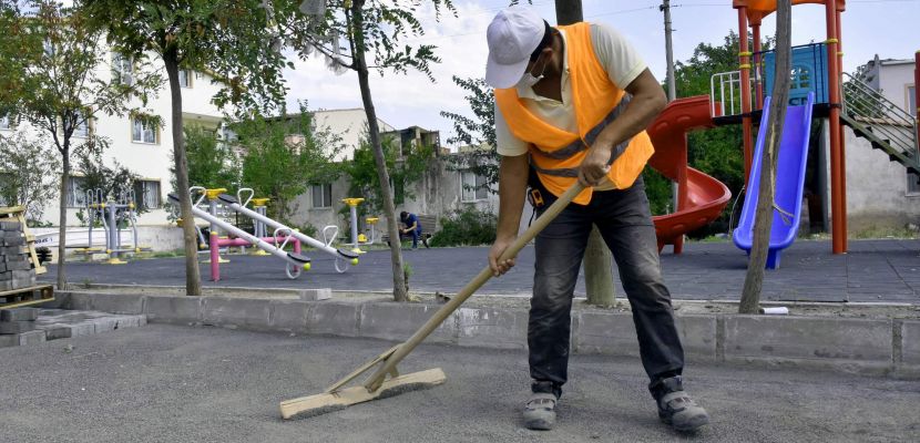 Aliağa Belediyesi Yeni Şakran’da sokakları yeniliyor